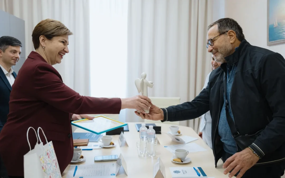 Remise d'une statuette lors d'une réunion officielle